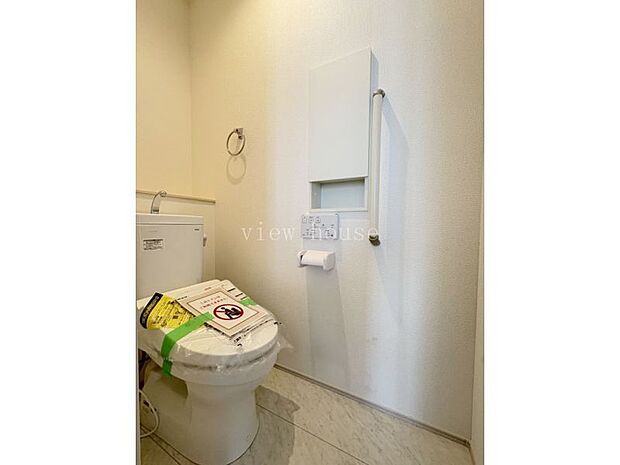 【トイレ】 埋め込み式収納や温水洗浄便座など設備充実です。