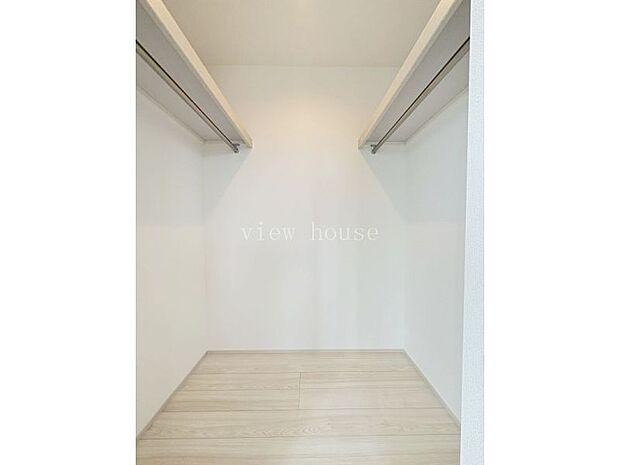 【ウォークインクローゼット】 枕棚付きなので、上から下まですっきり収納できます。