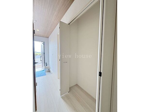 【ホール収納】 季節ものも家電や日用品のストックもこちらに収納可能です。