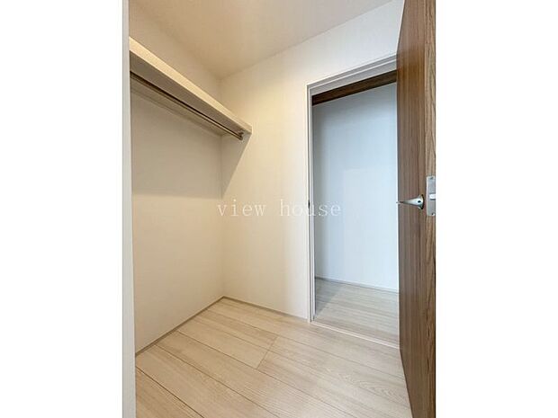 【ファミリークローゼット】 サンルームで干したお洗濯ものをこのまま収納もできます。