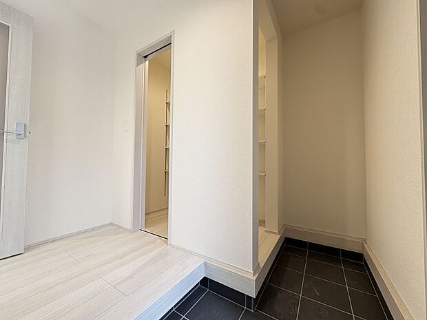 【2way玄関】 出入りはどちら側からでも可能♪