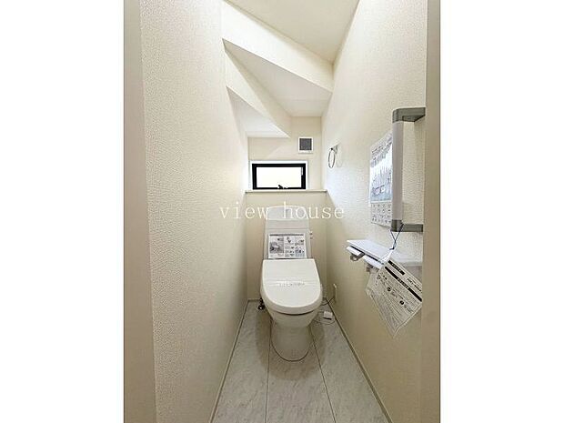 【トイレ】 階段下スペース有効活用したトイレ♪手摺り付き、ホルダーも2連タイプになってます。