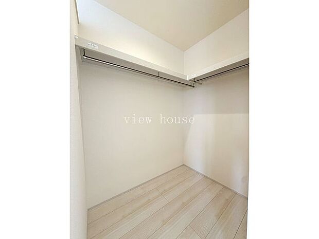 【ウォークインクローゼット】 ハンガー収納♪しわにならずにお洋服の収納可能です。