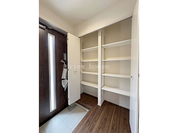 玄関収納可動棚になっているので、靴だけでなく玄関周りの小物も収納可能です☆