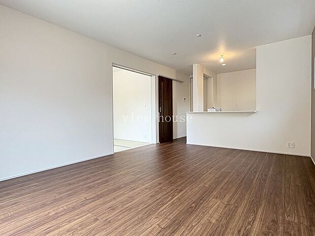 【LDK15.75帖】 縦型リビング、カウンターキッチンなのでキッチンからリビングの様子もよく見えます♪