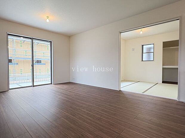 【LDK15.75帖】 和室と隣接していて広々感じられます♪