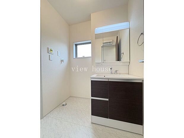 【洗面】 三面鏡の後ろには化粧品なども収納できて便利です♪