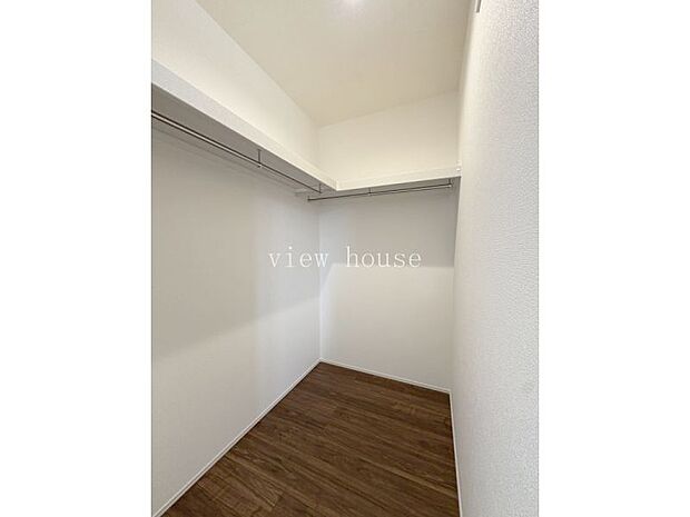 【ウォークインクローゼット】 衣替えの心配もいらないくらい大容量です♪