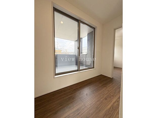 どの部屋にも入らず2階ホールからバルコニーに出入りができるので、便利です♪