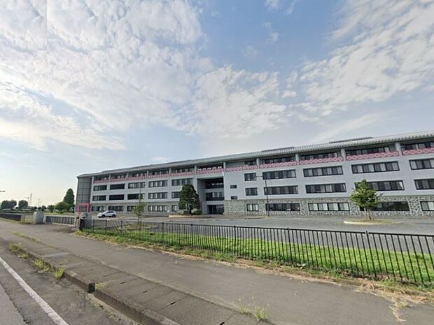 下野市立石橋中学校 1600m「クラスは活気があり、明るくいきいきとし、みんなで協力し助け合って学習や生活できる雰囲気である」に生徒評価4.7ポイントの学校です。安心して見守れますね。