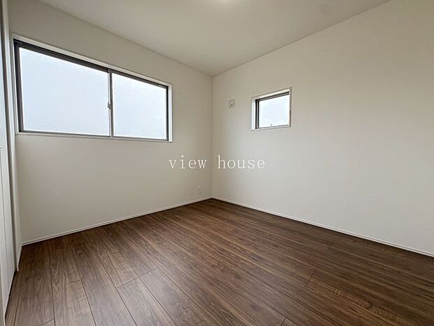 【洋室5.25帖】 2面採光、風通しも良く明るい室内です。