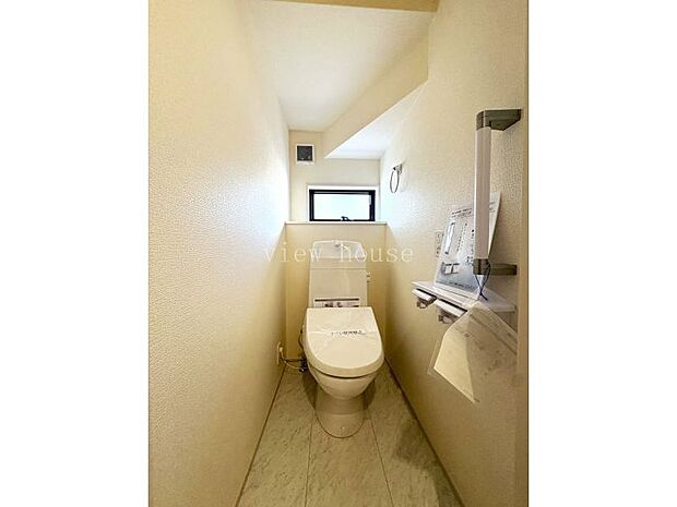 【トイレ】 階段下を利用したトイレスペースも窓付きで明るさも確保されてます。