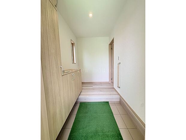 玄関収納に手摺り付き♪