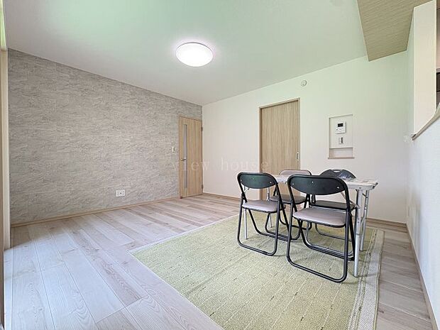 【ＬＤＫ１８．５帖】 ゆったりソファーも置いて休日には家族で映画鑑賞なども楽しそうですね♪