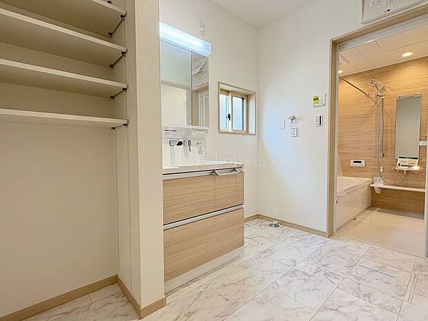 【洗面脱衣所】 リネン収納付き♪タオルの保管や着替え収納にも