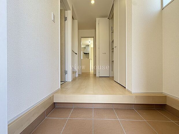 収納は室内側にあるので、靴収納して玄関すっきりできます。