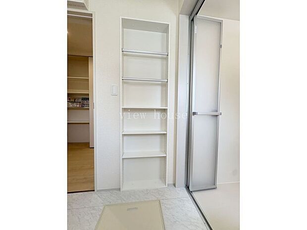 【洗面脱衣収納】 洗剤やタオルなど収納可能です。