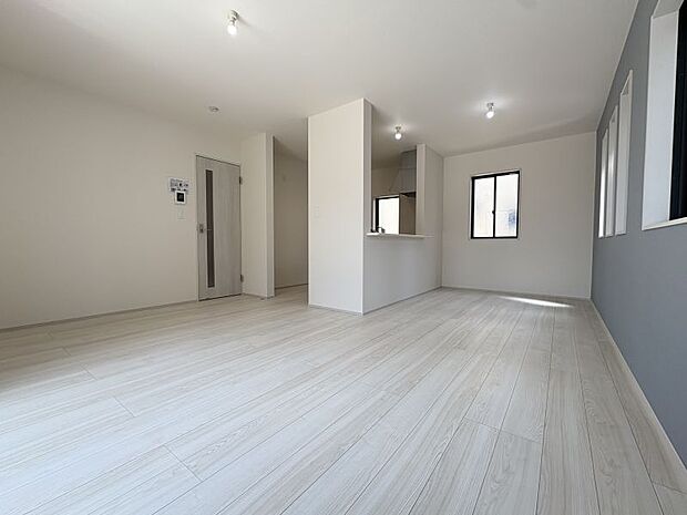 【ＬＤＫ１６．２５帖】 お料理していてもキッチンから前や横に話しかけやすい横長リビング♪