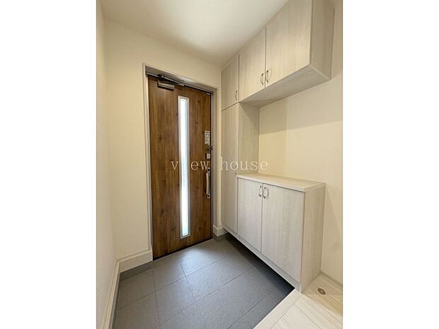 コの字型玄関収納♪お子様の写真などディスプレイなども楽しめます♪