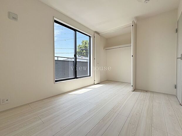 【洋室６帖】 バルコニーに面したお部屋♪洋室８．５帖と行き来できます。