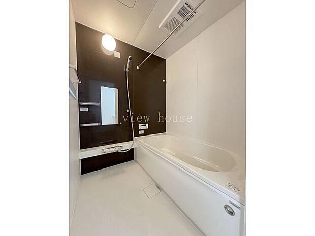 【浴室】 浴室暖房乾燥機能付きで雨の日でもお洗濯ものが乾かせます。