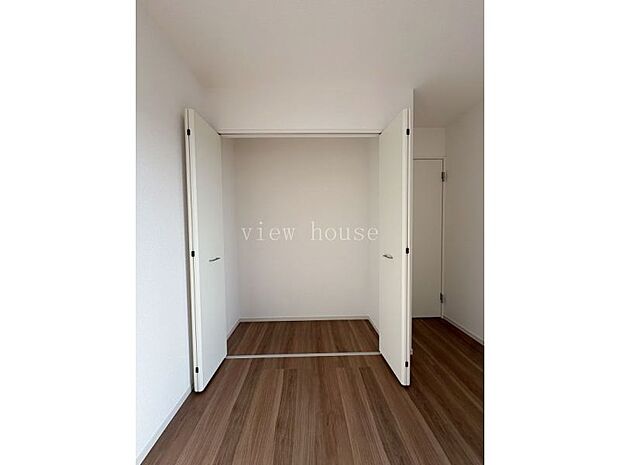 【クローゼット】 ハンガーポール設置でたっぷり収納が可能です。