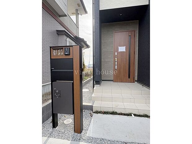 【玄関】 宅配ボックス付き便利門柱付きで荷物の受け取りもラクラク♪