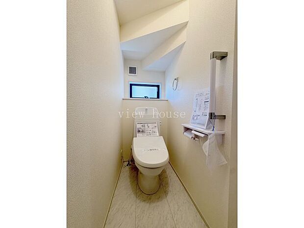 【１階トイレ】 温水洗浄便座付きでいつでも快適に御利用いただけます♪