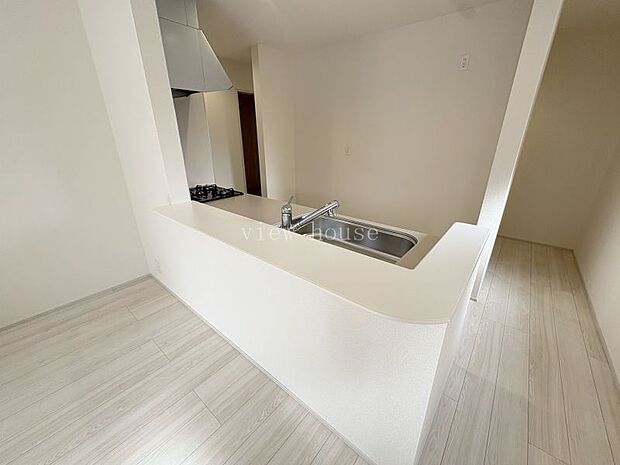 【カウンターキッチン】 キッチン後ろにも収納やごみ箱なども置けるスペースあり☆