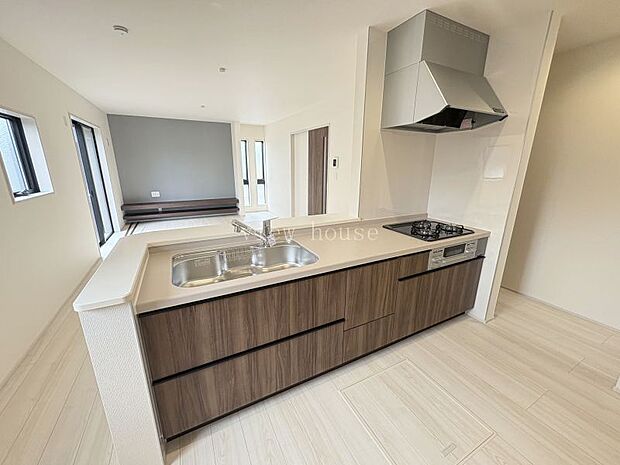 【システムキッチン】 ペニンシュラキッチンですが、両側から出入りできます♪