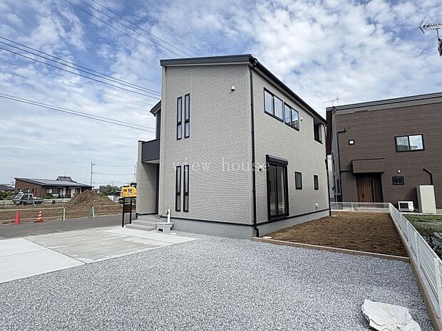 いつまでも飽きのこない安心グレー色の外観♪