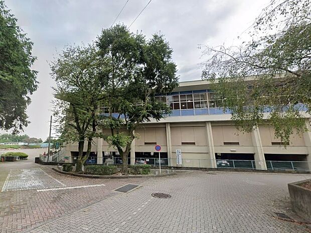 小山市立小山第一小学校 1800m近くには、市役所、中央公民館、文化センター、保健福祉センター、大学、市立図書館分館などがあります。