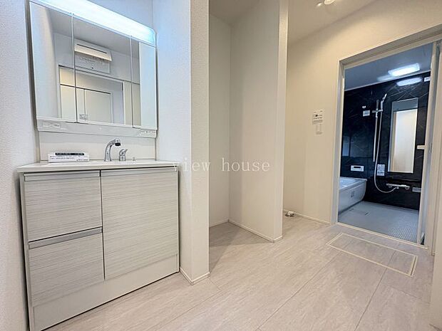 【洗面室】 収納、洗濯機置き場もある洗面室♪