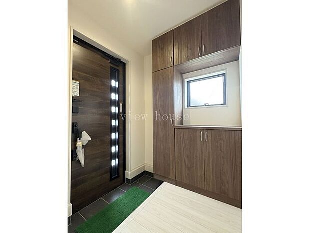 【玄関収納】 収納が室内側にあるので靴を選んでから降りることができます☆彡