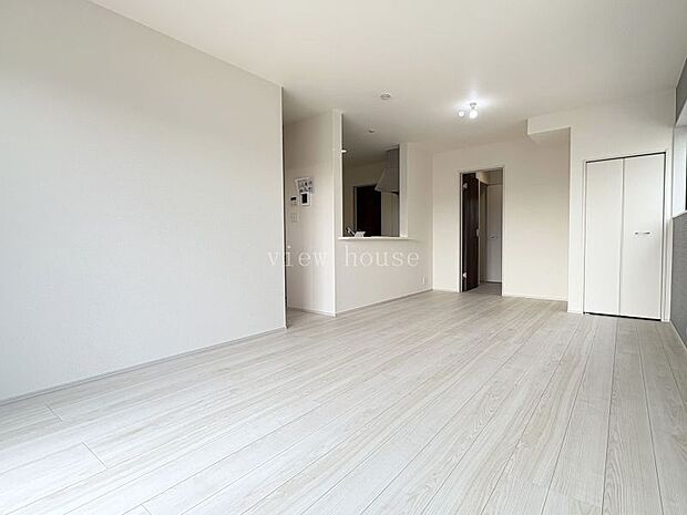 横型リビングです。収納付き♪