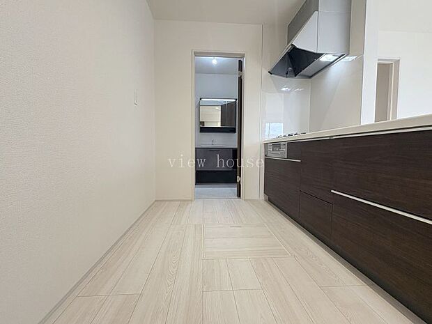 キッチンの幅は広々していて収納も置けます。扉の向こうは洗面なので、家事もラクラクです。