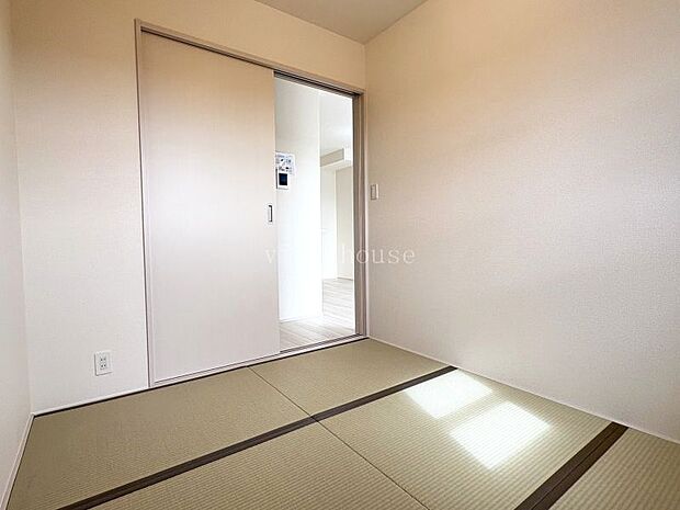 【洋風和室３．７５帖】 お子様が小さいうちは子供部屋にもおすすめです。独立型なので、お昼寝なども便利です。