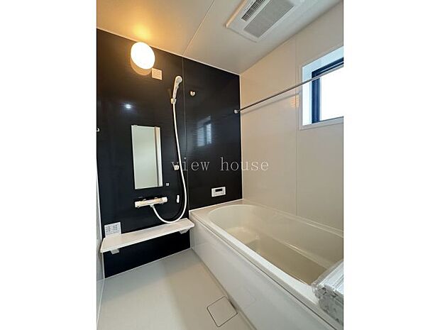 【浴室】 浴室暖房乾燥機能付きで雨の日でもお洗濯ものも干せます。