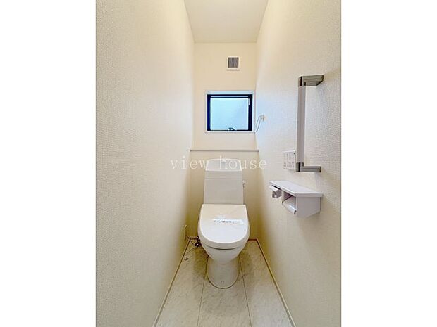 【１階トイレ】 温水洗浄便座付きでいつでも快適のご利用いただけます。