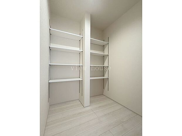 【１階ホール収納】 日用品収納、リビング廻りの小物収納やパントリーにもお使いいただけます。