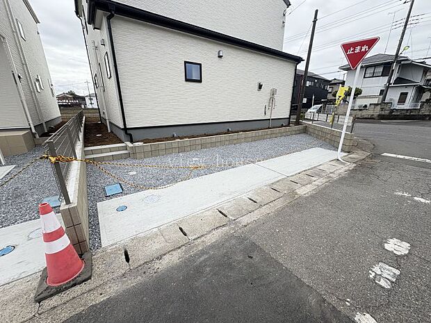 北側にも１台駐車スペースあり計３台可能です。