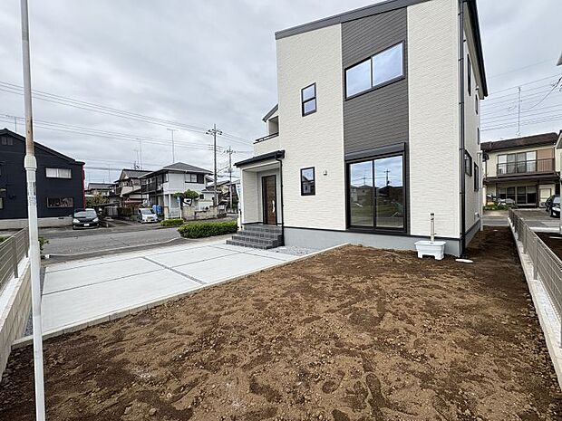 【庭】 舗装しえお子様の遊び場にも♪道路に面していないので、お子様が縄跳びなどしていても安心です♪