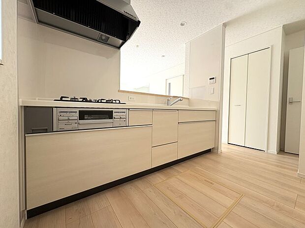 【システムキッチン】 キッチンはスライド収納付き、横にパントリーになる収納付きです♪