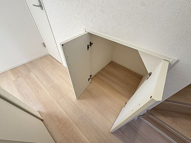 【階段下収納】