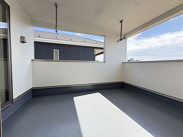 【インナーバルコニー】 2部屋からの出入りが可能です☆彡