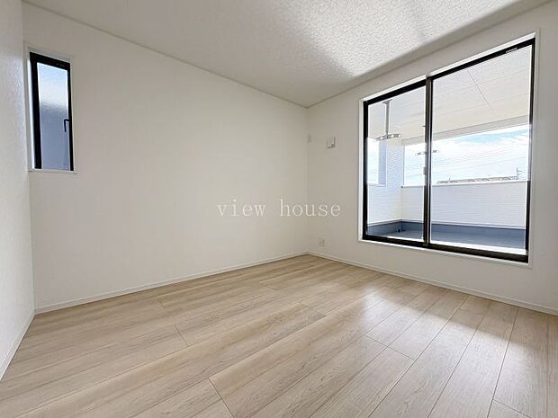 【洋室5.5帖】 バルコニー付きで明るい室内です♪