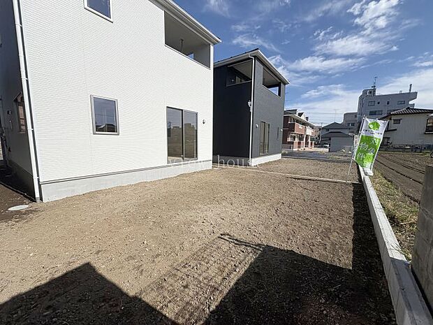 【南面お庭】 道路に面していないので、お子様が遊ぶのにも安心♪