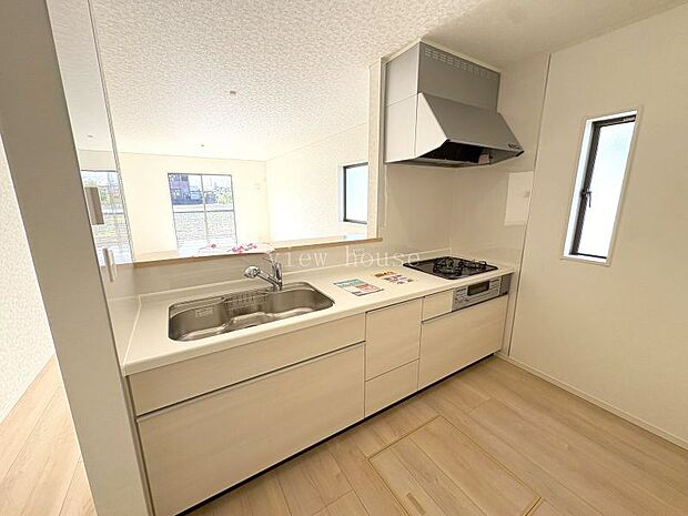 【システムキッチン】 リビングとのコミニュケーションも取りやすいカウンター対応のキッチン♪