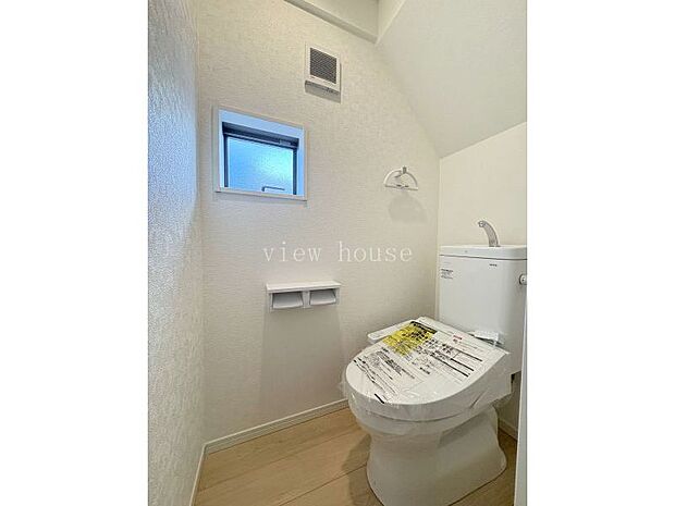 【１階トイレ】 窓付きで換気もできて便利♪