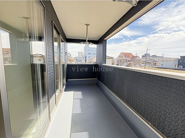 【インナーバルコニー】 南面日当たり良好でお日様の気持ちが良い(^^♪２部屋に面したワイドバルコニーです。